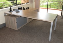 Combination desk and pedenza
